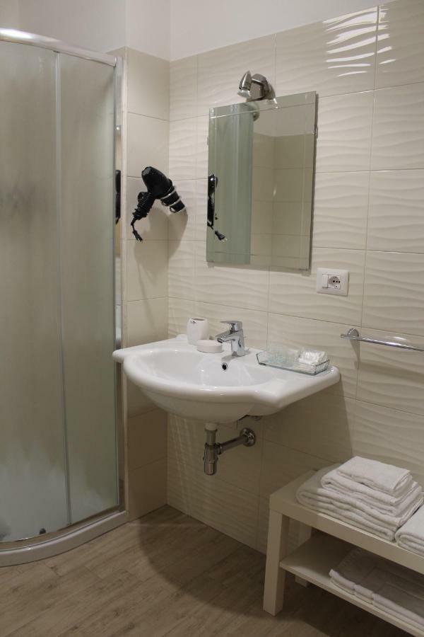 سان كاتالدو B&B Del Corso المظهر الخارجي الصورة
